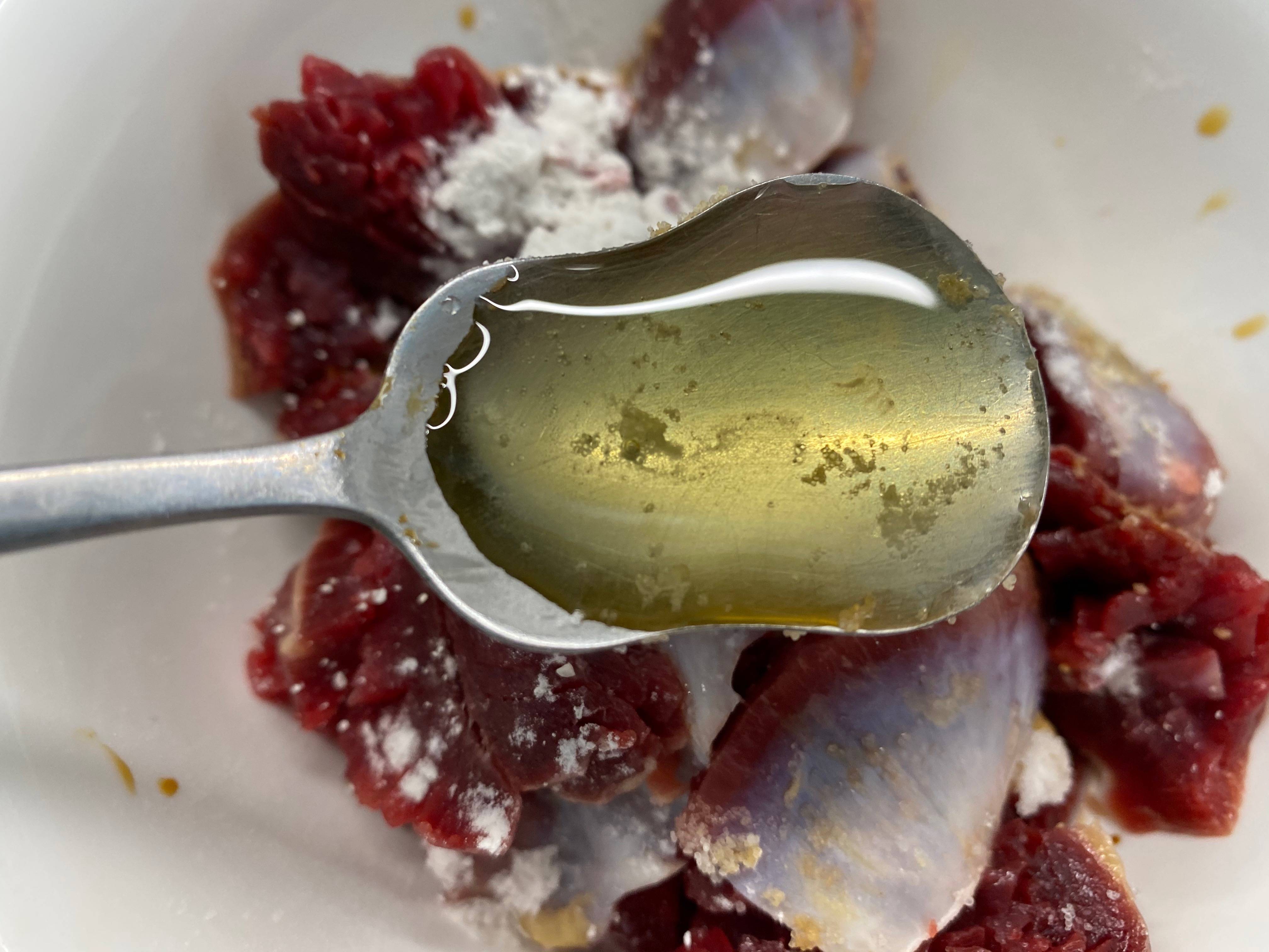 步骤10胗花打开,立刻捞出.步骤11热锅凉油,加入份量外的食用油,加热.