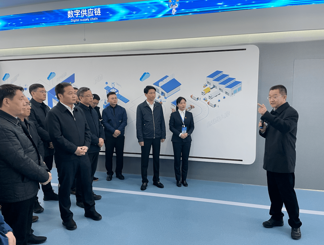 上饶市委书记史文斌一行莅临斯沃德鄱阳学生装生产基地巡查指导