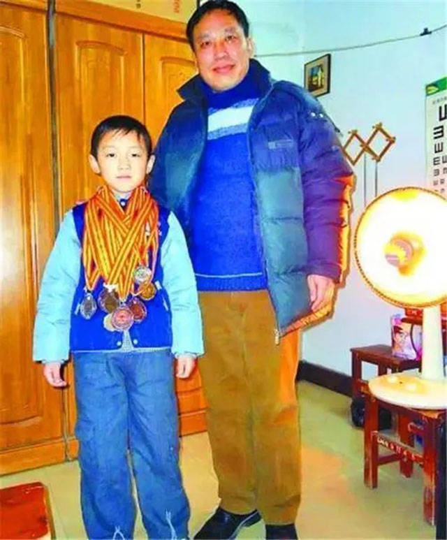 原创河南神童何雪豪5岁获世界大奖8岁被特招入伍现状如何