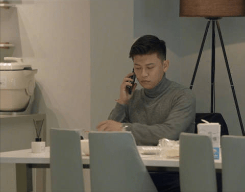 同一屋檐下霸道总裁李行两次表白被拒偏偏输在没有少年感