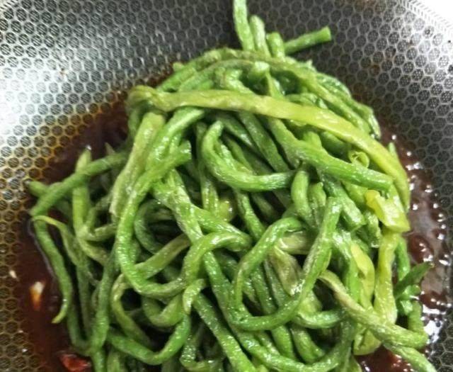 长豆角怎么切怎么晒干 66829ad0eeb4439098fe7d0a8cc4cc3c.jpeg