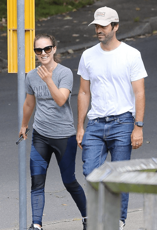 娜塔莉拍摄间隙陪老公散步,结婚9年仍在热恋