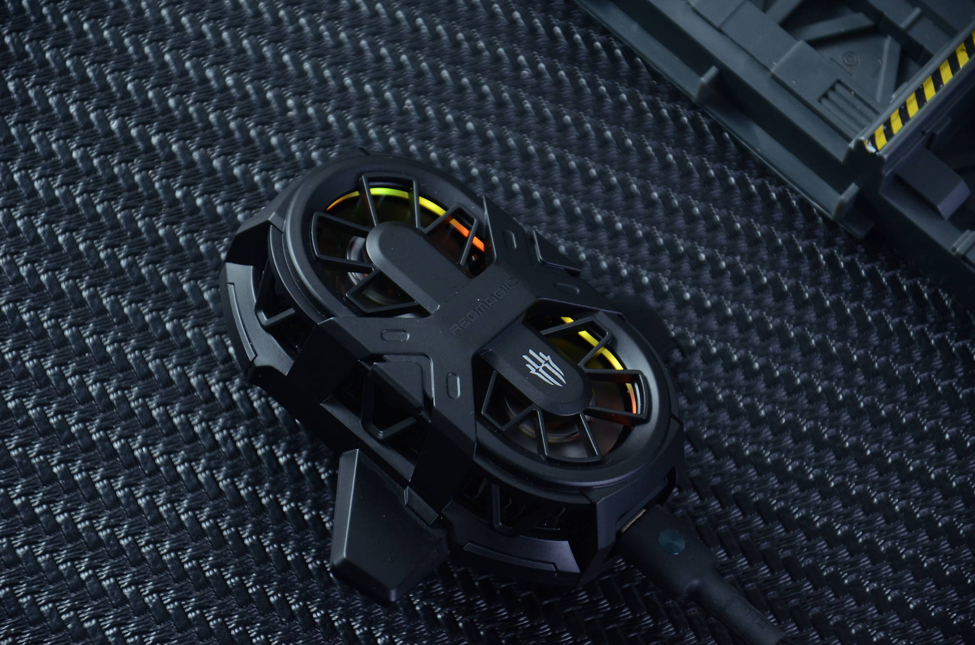 红魔双核散热背夹评测双7叶风扇设计开启十分钟直接结冰了