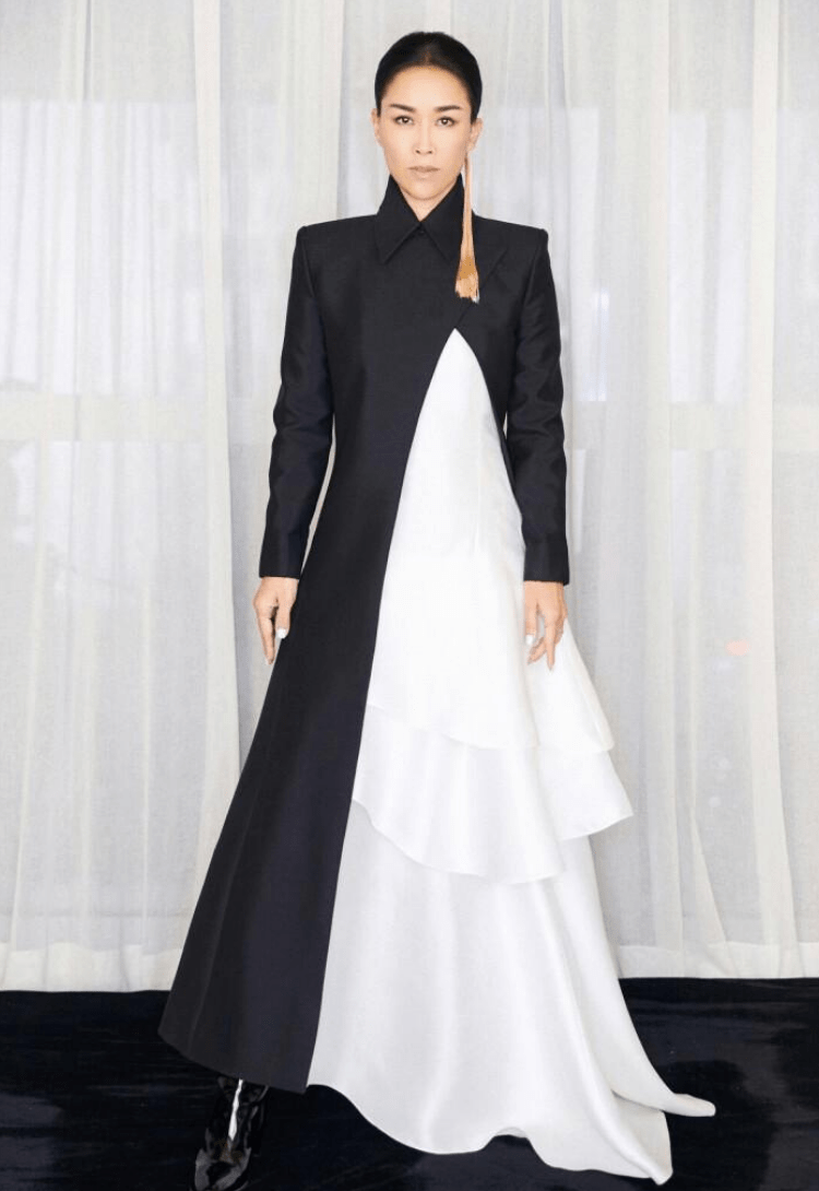 原创那英把两件西装叠着穿转个身后完全看不懂真时尚还是博眼球