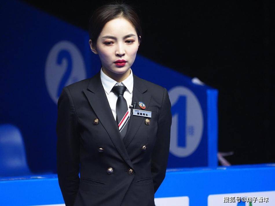 台球女神王钟瑶发布最新动态，着装抢眼被赞:直播还穿这套制服吗_实力