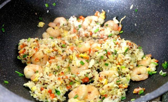 最简单的家庭蛋炒饭的做法 92ba38b1f2e047e89293342182bbacb2.jpeg