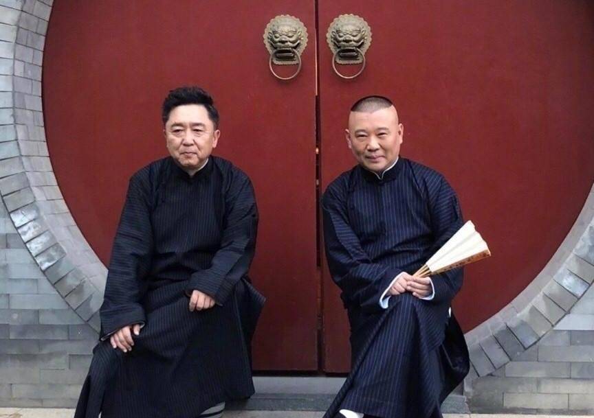 一次郭德纲在台上说着相声,突然台下传来很大声的一句"死胖子",于谦的