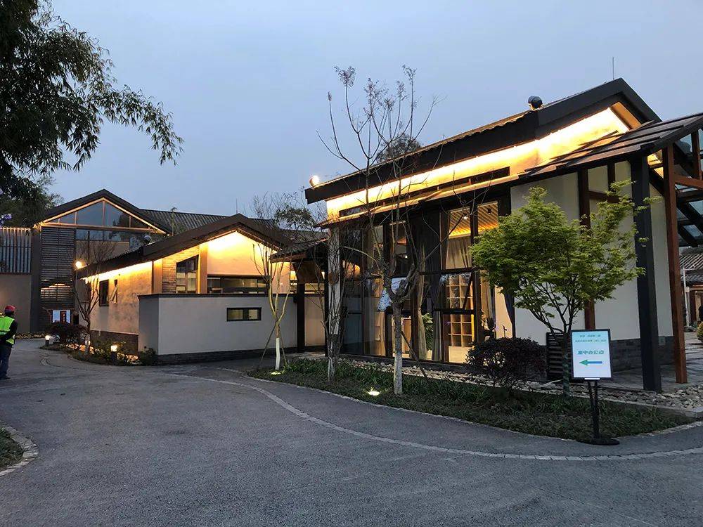 郫都途远驿站亮相成都大地艺术季,为乡村植入多元消费新场景