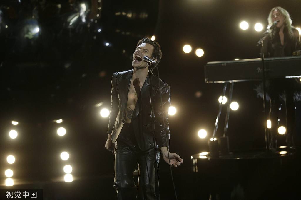 "哈卷"哈里·斯泰尔斯(harry styles)穿深v皮衣献唱 ,满满雄性荷尔蒙.