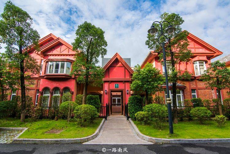 广东最浪漫的“山寨”景点，房子五颜六色，看起来像玩具