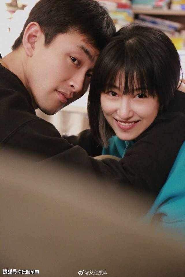 艾佳妮首次秀恩爱王彦霖锁脖搂着女友男友力十足画面甜到齁