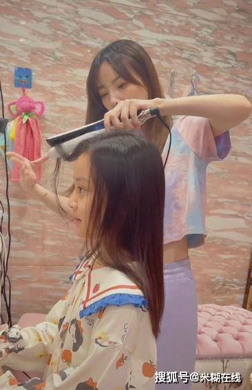 梦回往昔，解析梦见与前女友育有女儿，打工归家却闻女儿去世的深层含义