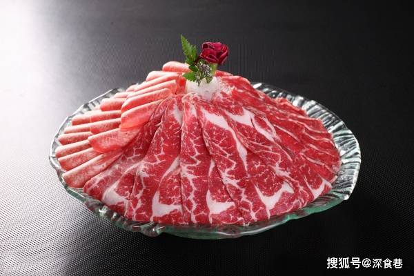 "看"肉质颜色:一般无添加的羊肉色呈爽朗的鲜红色,有问题的肉质呈深