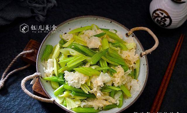 银耳怎么炒菜吃呀 51d7f21e9a8f49bab48e608884db120c.jpeg