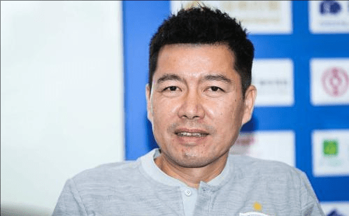 方面,成就了神般的操作,使得个人威望在上海球迷以及俱乐部老板心中