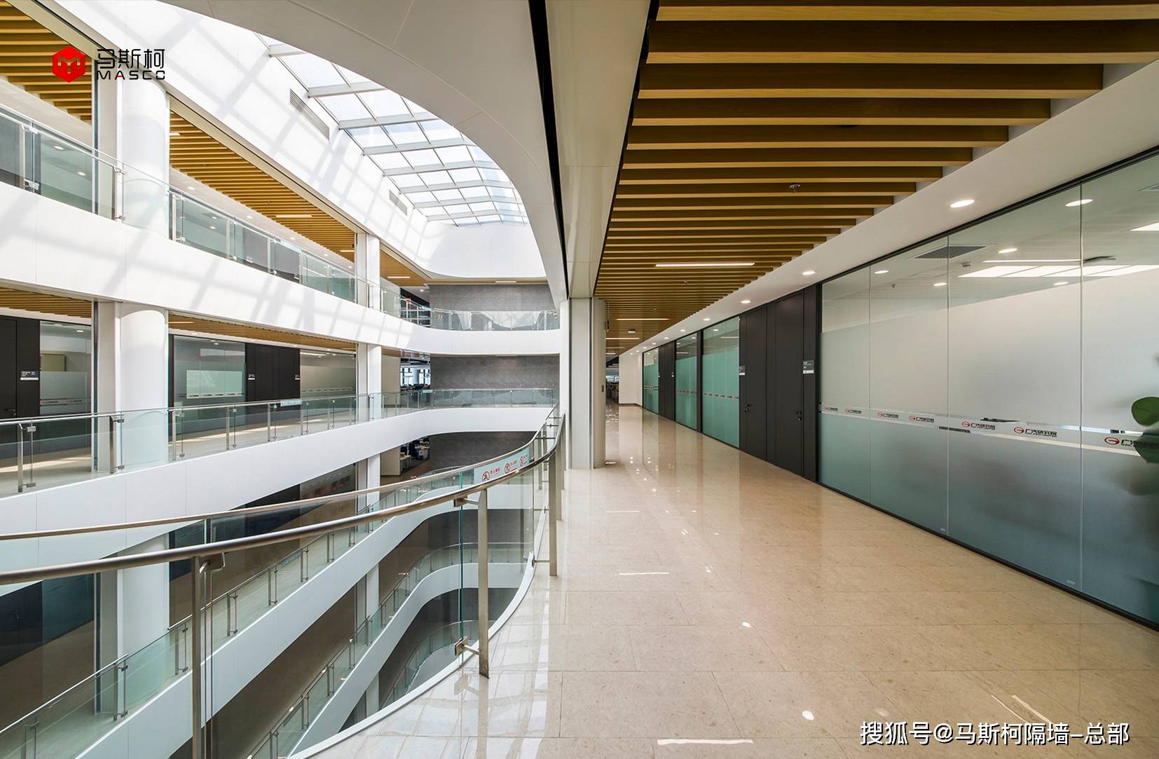 在这次项目中,我们运用了hyaline05全景单玻系统打造室内墙体