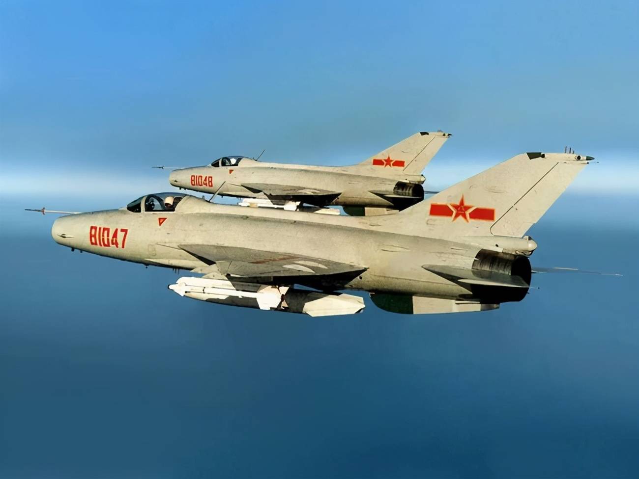 央视曝歼-7H型最后一次露面,中国歼-7系列还能再战多久?_型号