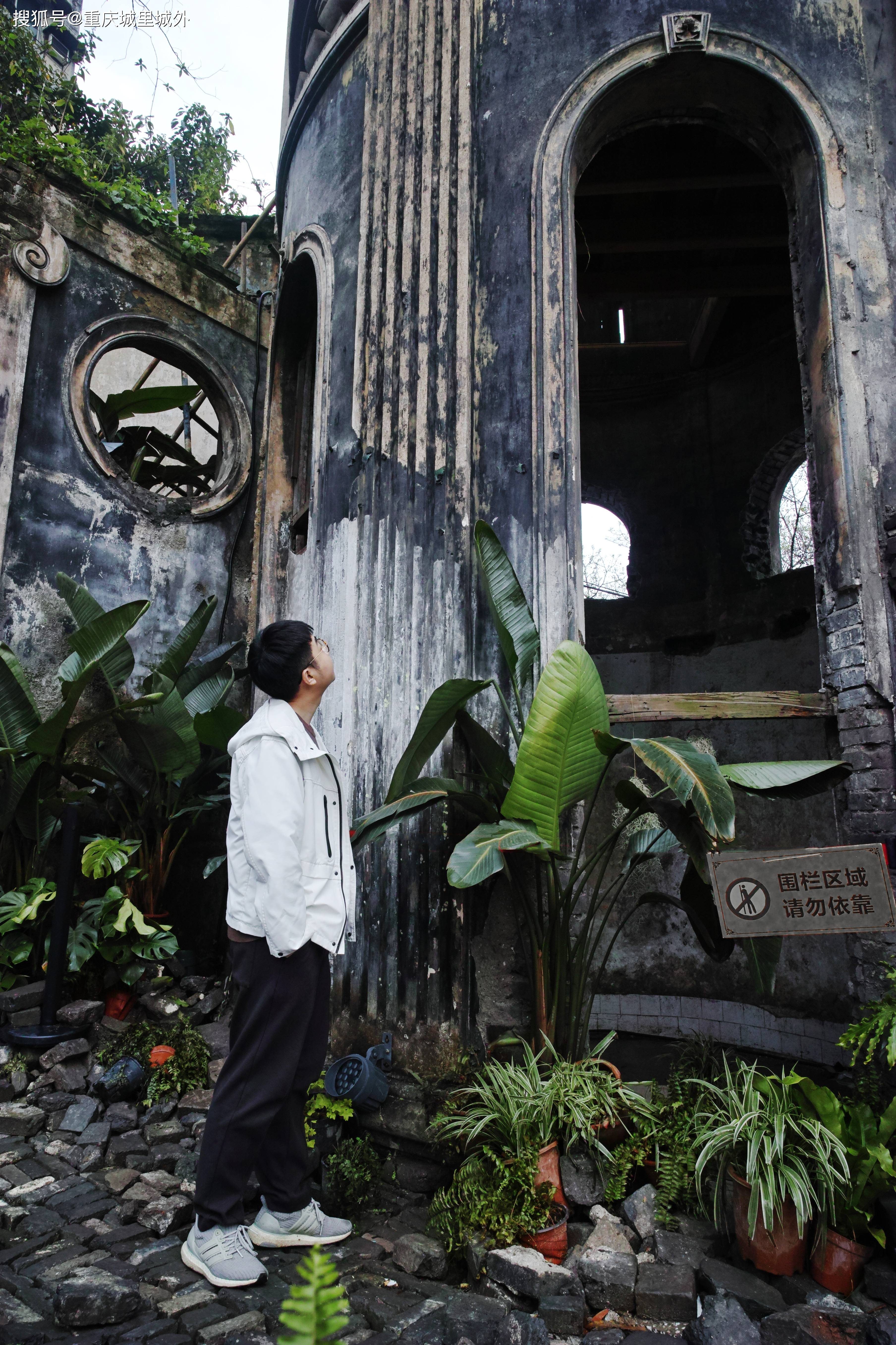 重庆这个废墟花园火了，让编剧客串一下模特，拍一组环境人像
