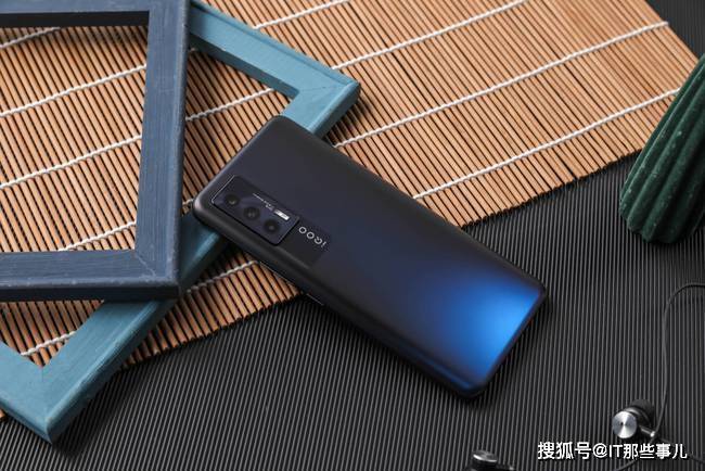 方面|价格相差300元 iQOO Neo5和Redmi K40买哪个更划算？