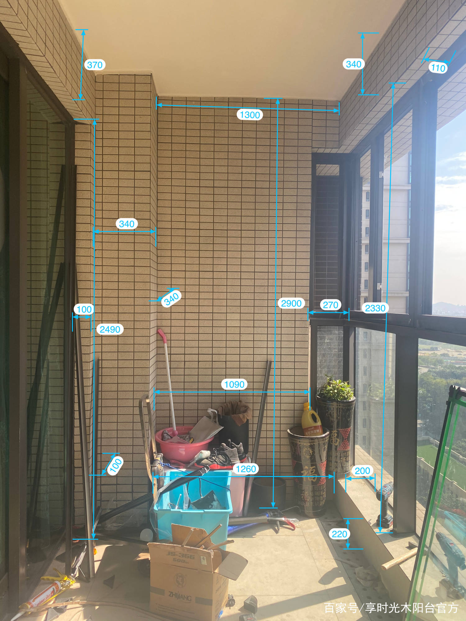 2,阳台上外漏水管,空调管,热水器,沟沟坎坎多,藏灰还难看.