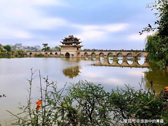 建水双龙桥，由乾隆道光两个年代建造，还和颐和园的十七孔桥齐名