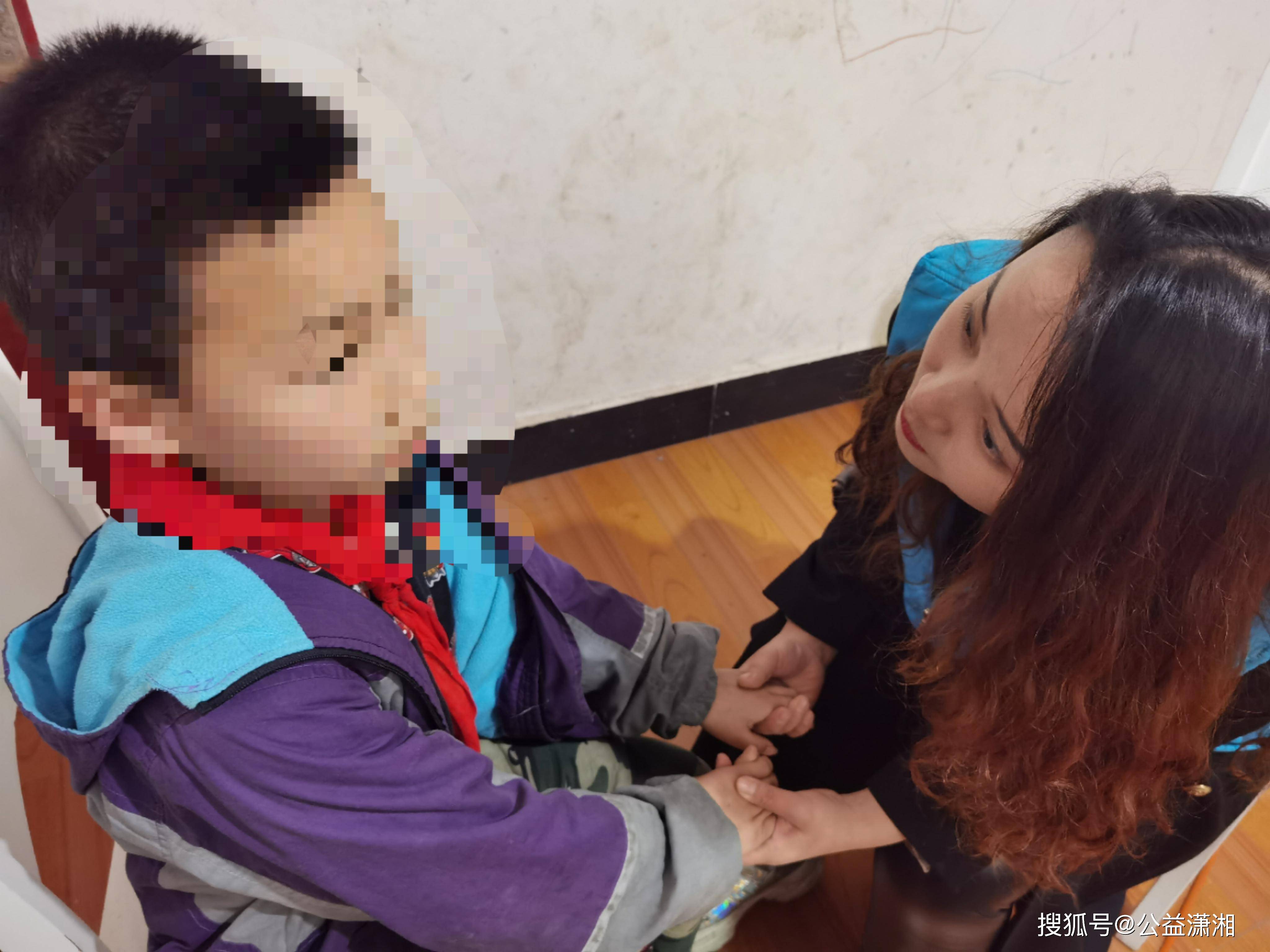 西边的风挠小女孩脚心- 图片搜索