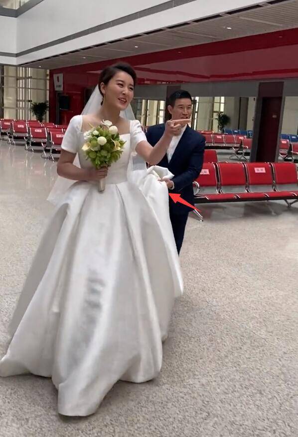 嘎子哥"二婚"言论争议删视频后,为老婆贴心提婚纱高调秀恩爱!_谢孟伟