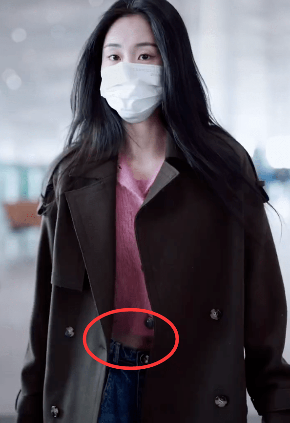 华晨宇澄清绯闻后,张碧晨穿露脐装现身机场,两人互挂彼此属相饰品秀