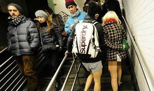 世界“地铁无裤日”，美英日本都很流行，女游客看了羞红脸