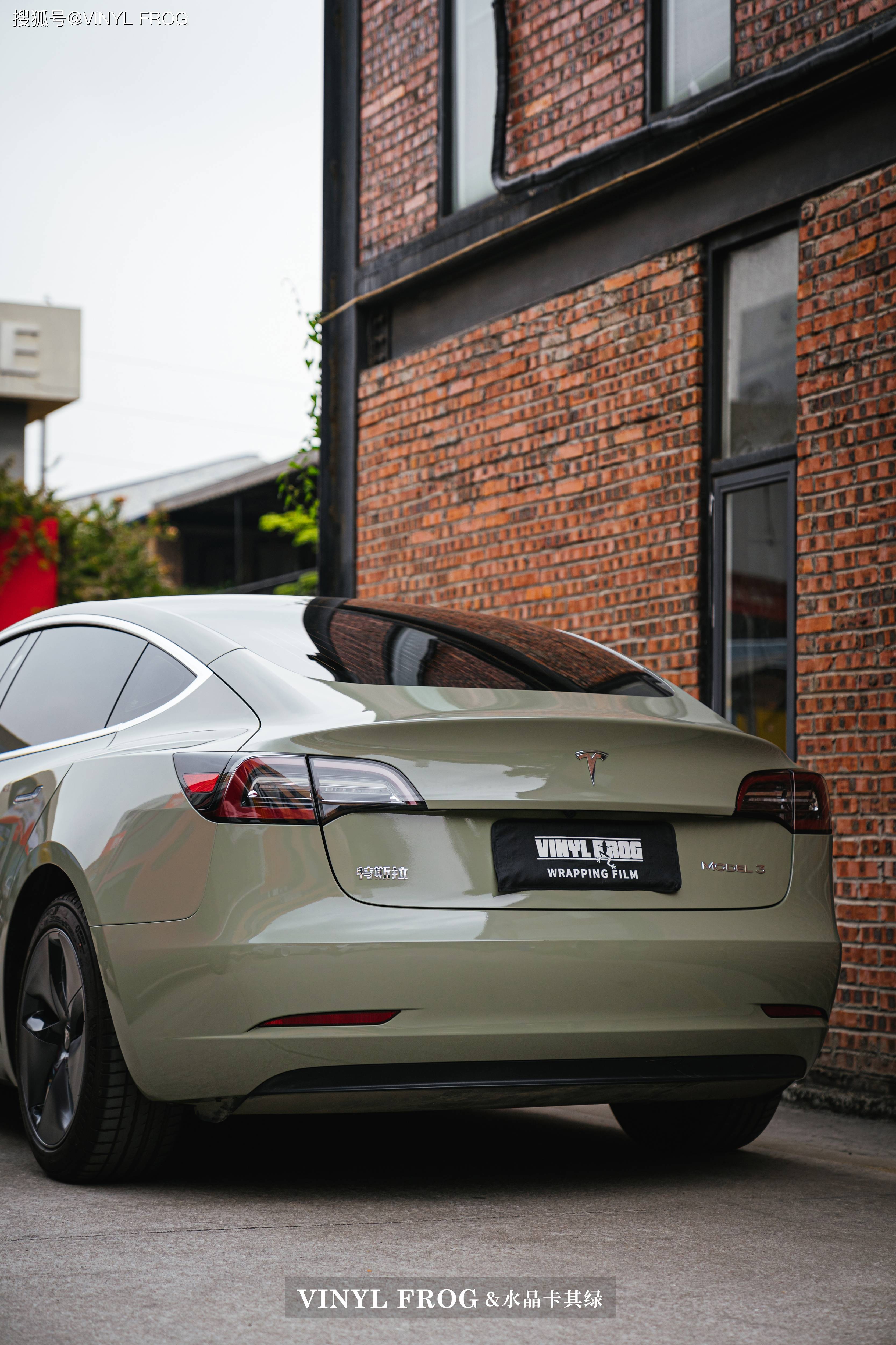 特斯拉model3改色卡其绿,听说最近这个绿色又很火_搜狐汽车_搜狐网