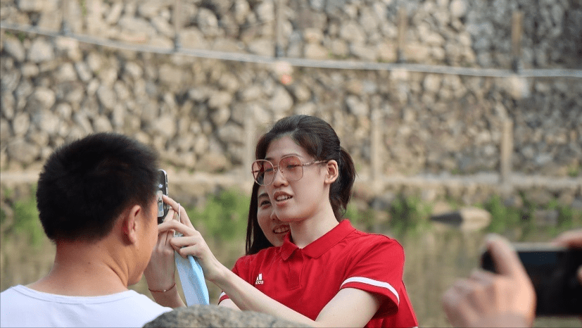 心系女排！中国女排畅游云水谣，34岁大姐大奥运冠军迎接伴游