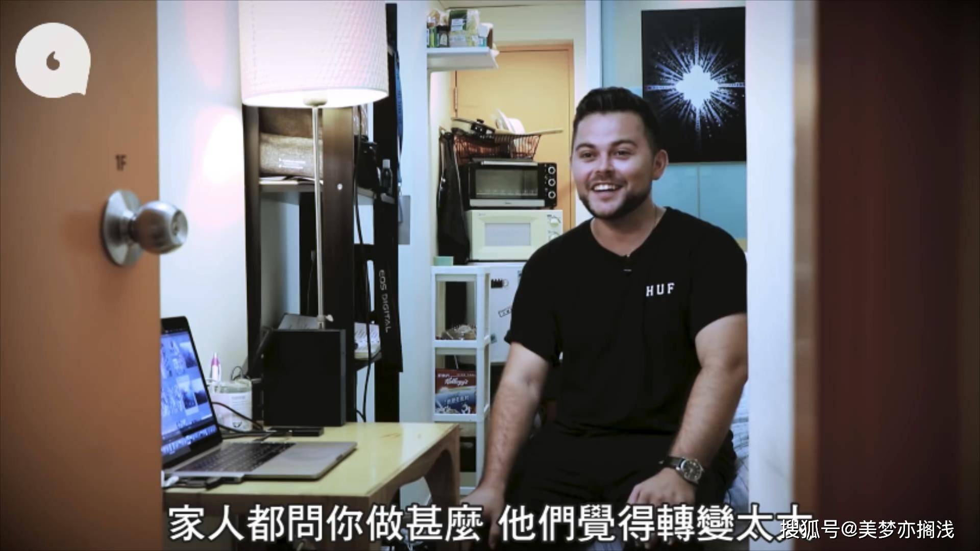 他是一名摄影师,27岁时就来香港闯荡了,他一个英国人在异国他乡打拼