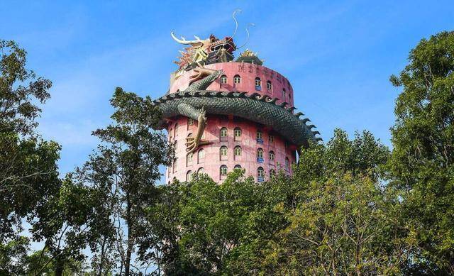 世界上最牛的寺庙，17层高楼被一条巨龙盘旋缠绕，国内见所未见