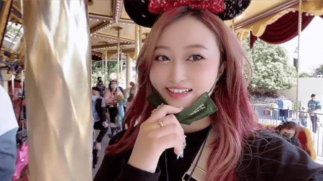 孙蕊分享的是和妹妹一起游玩迪士尼的视频,画面中,姐妹俩都带着"