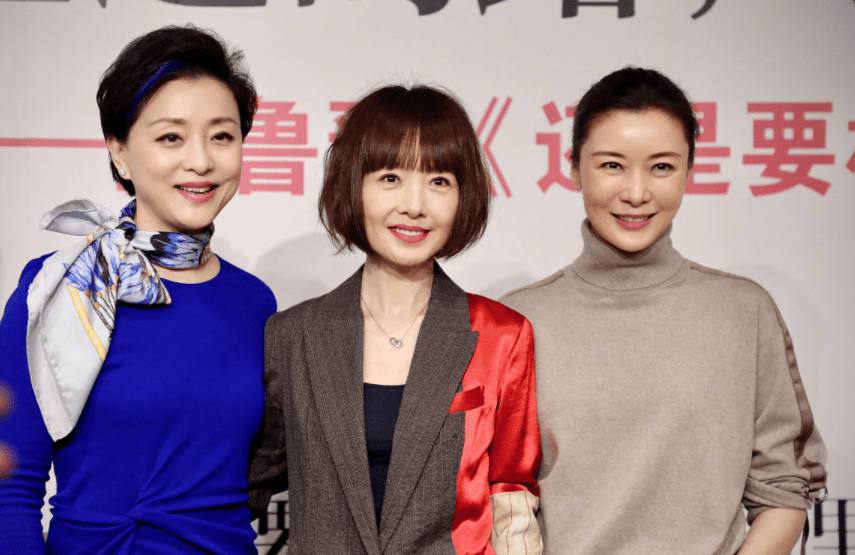 千万富婆鲁豫近照曝光!戴4万项链卖新书,一双蚊子腿撑不满裤腿