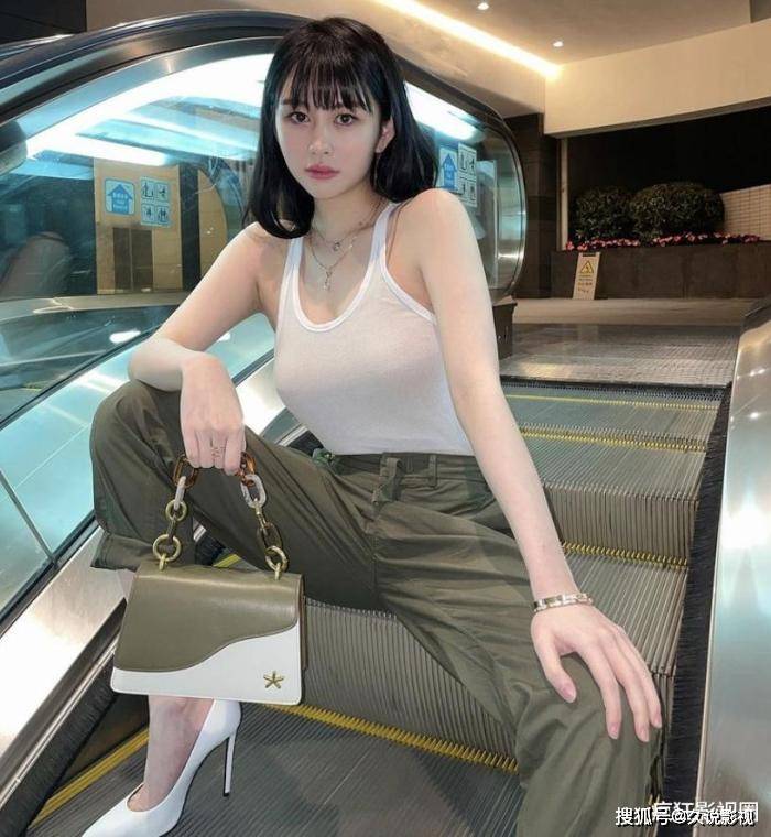 邱淑贞女儿沈月健身照片曝光 香肩美背青纯诱惑 身材堪比柳岩 香港 邱淑贞女儿沈月健身照片曝光 香肩美背青纯诱惑 身材堪比柳岩 香港