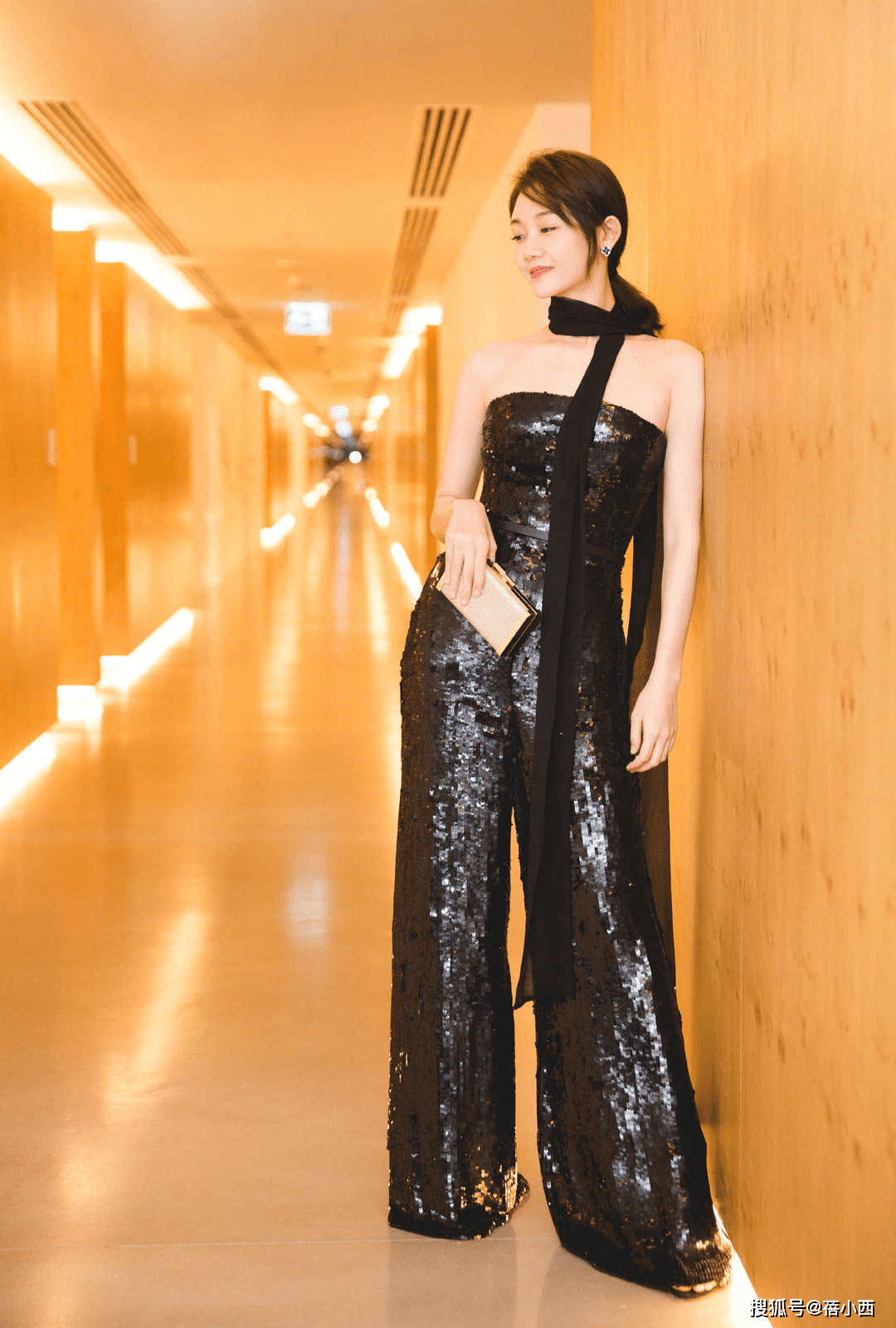 原创苗苗生娃后身材变得更饱满一袭粉色连衣裙亮相露背太吸睛