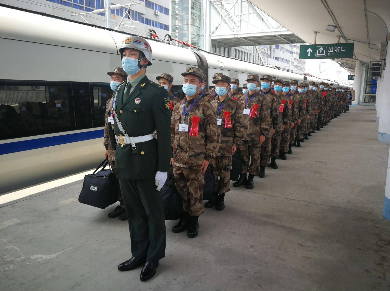 警备区副司令员方传红大校出席欢送大会.