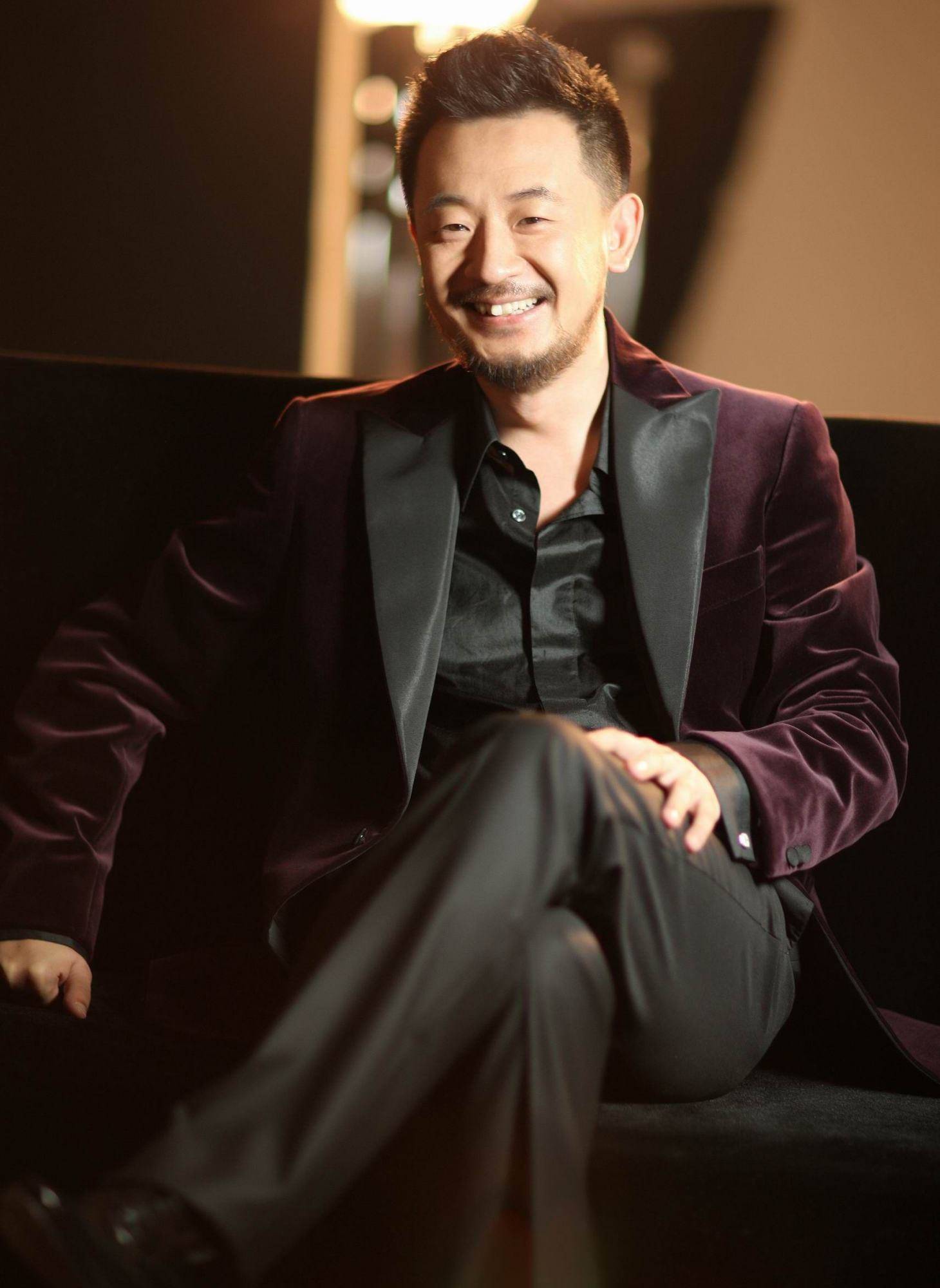 44岁的黄海波近况曝光整个人挺着大肚腩双下巴十分明显