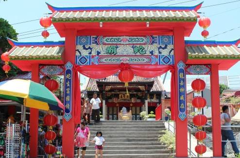 东南亚最奇葩的寺庙，把毒蛇供奉为“青龙”，女游客：看着就怕