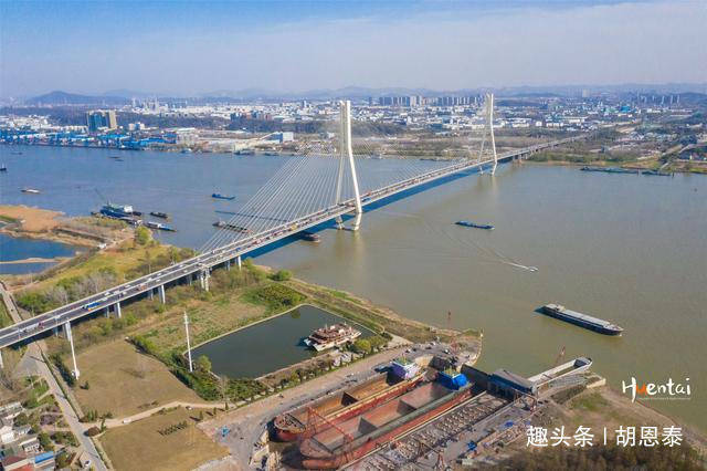 实拍南京最堵的大桥，连接江苏和安徽，服务区内春色满园