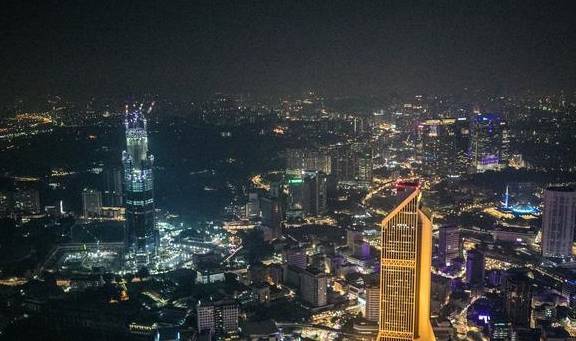 东南亚第一高塔，吉隆坡地标，游客不去双子塔纷纷来这是为何？