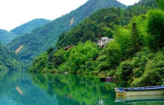 东江湖纯净浩瀚，融山的隽秀、水的神韵于一体，禀历史文明于一身