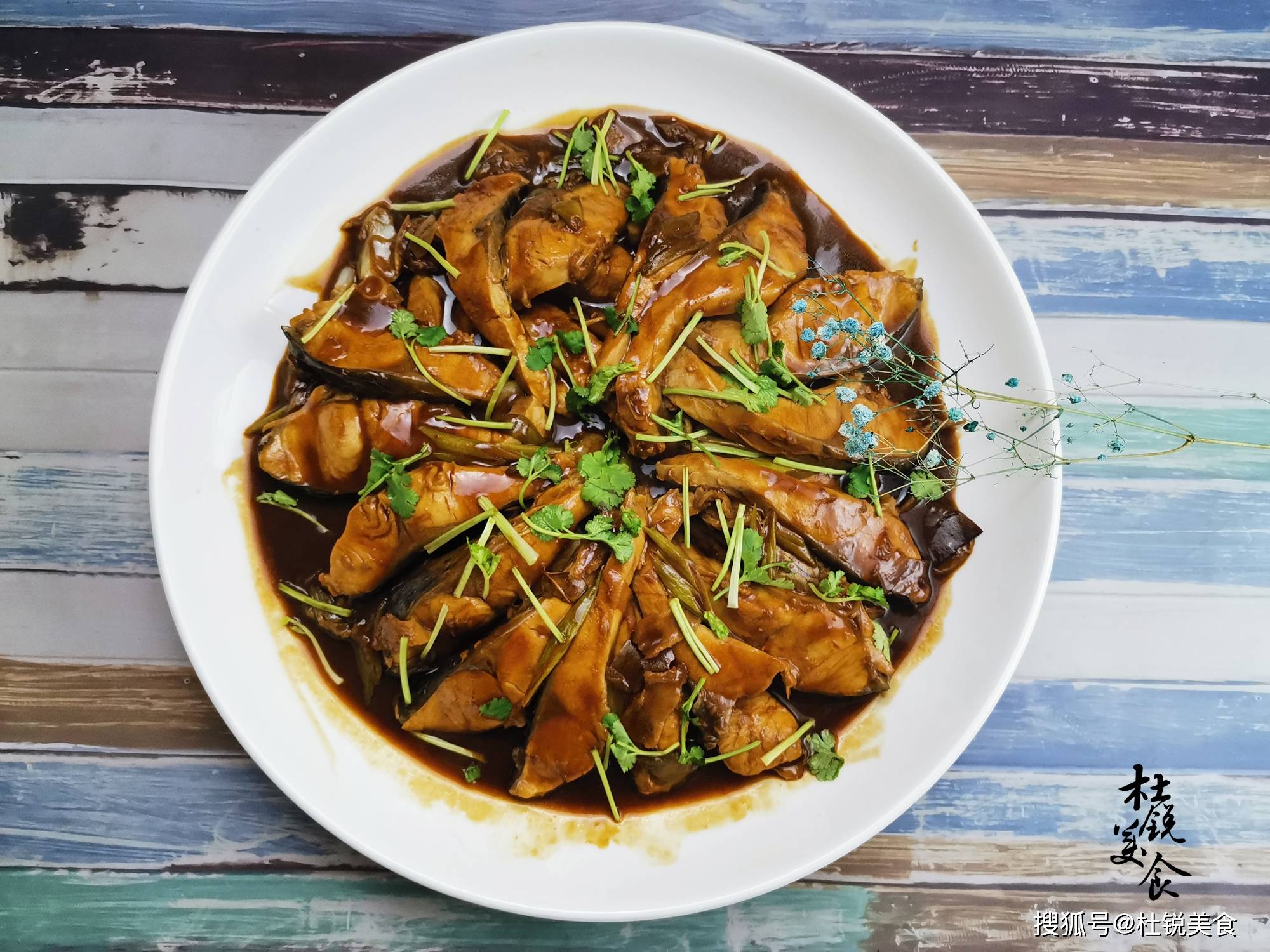 1,做这道铁锅炒鱼,草鱼个头一定要大,鱼一定要鲜