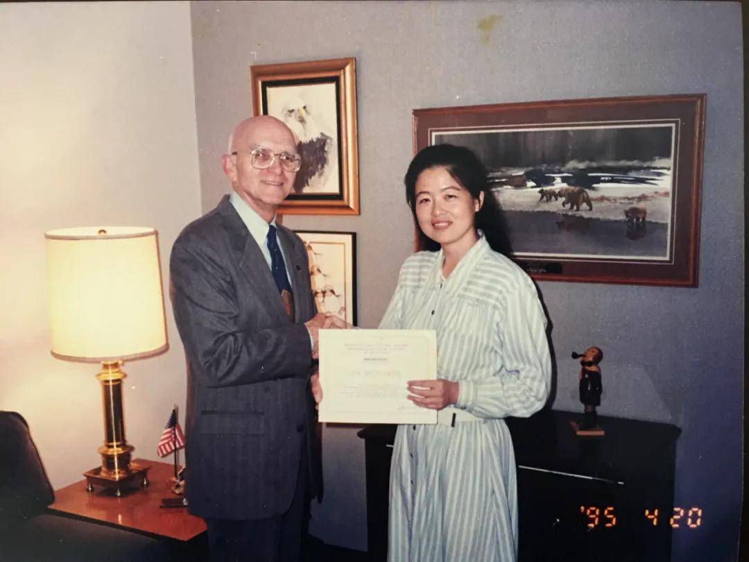 马旭东身为一名党员医生,从医至今,她从未停止过学习,白天看病晚上