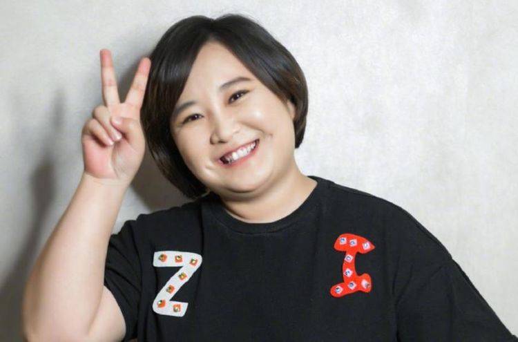 贾玲成为全球票房最高女导演，《你好，李焕英》热映依然有争议