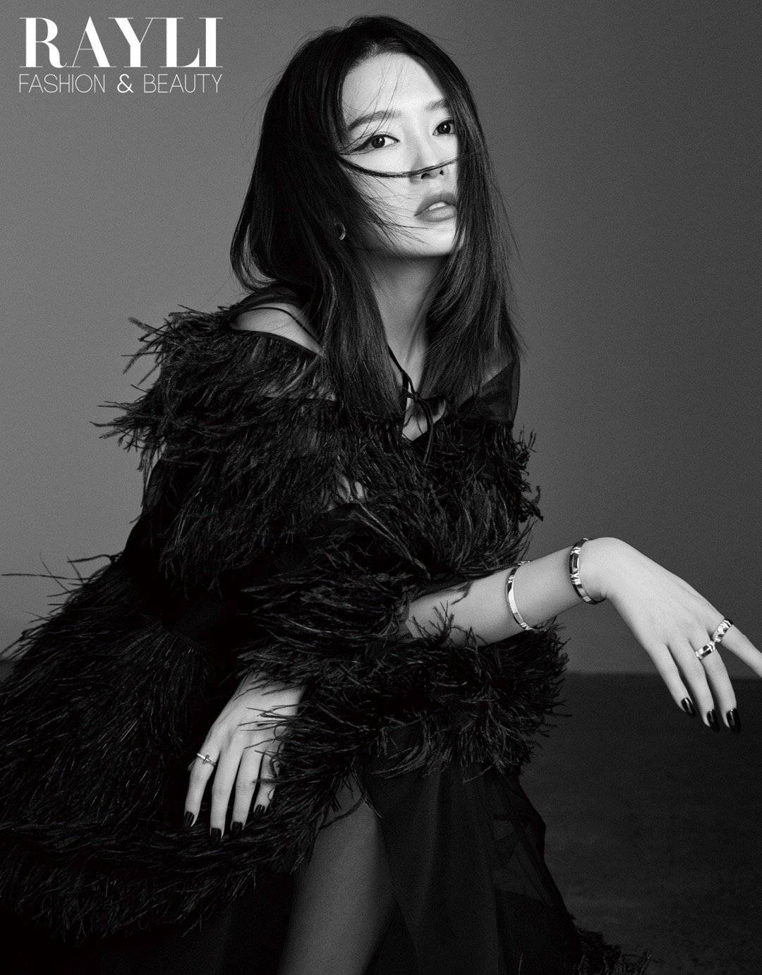 李沁罕见挑战暗黑风格穿超深v连衣裙眼神凌冽