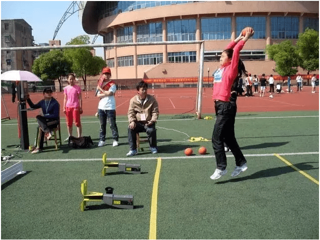 「中考体育满分攻略」实心球怎么才能投的远?