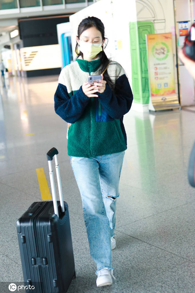 周也素颜亮相 清纯可爱似学生