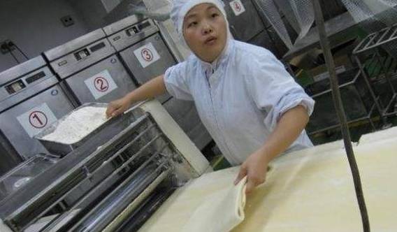 中国打工女们在日本艰辛生活，那为何很少有人回国？原因让人感慨